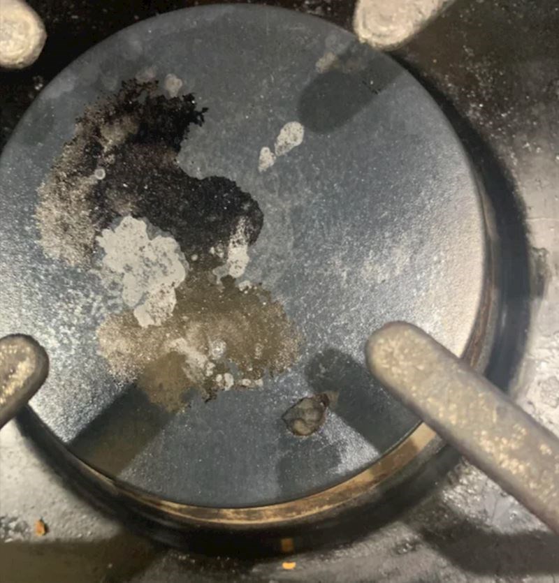 8. Mrlja na štednjaku izgleda kao japanski crtež djevojke