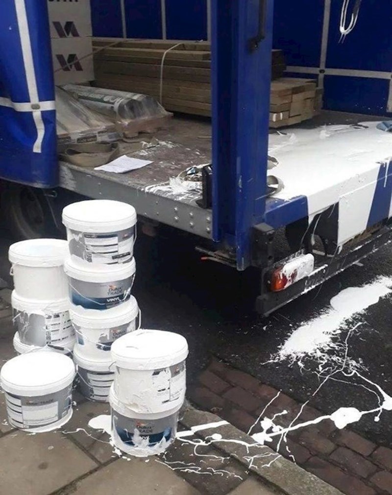 "Dostavljači su se čudili kad nisam htio preuzeti ove kante boje."