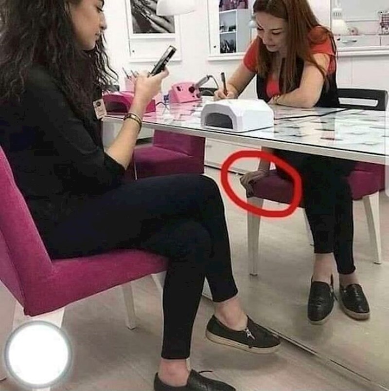 17. Ma čija je ovo ruka? 😆