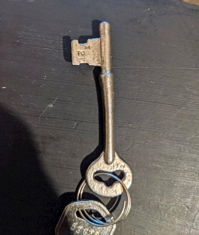 1. Pronašla sam stari ključ u stanu moje bake. Još da saznam čemu služi...