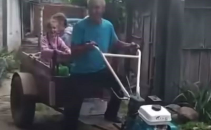 Djed je htio provozati unuke na mini traktoru s prikolicom, rasplet snimke je urnebesan