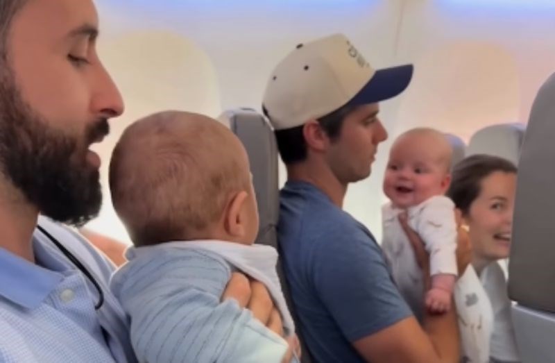 Dvije bebe slučajno su se upoznale tijekom leta, preslatka snimka raznježila je cijeli internet