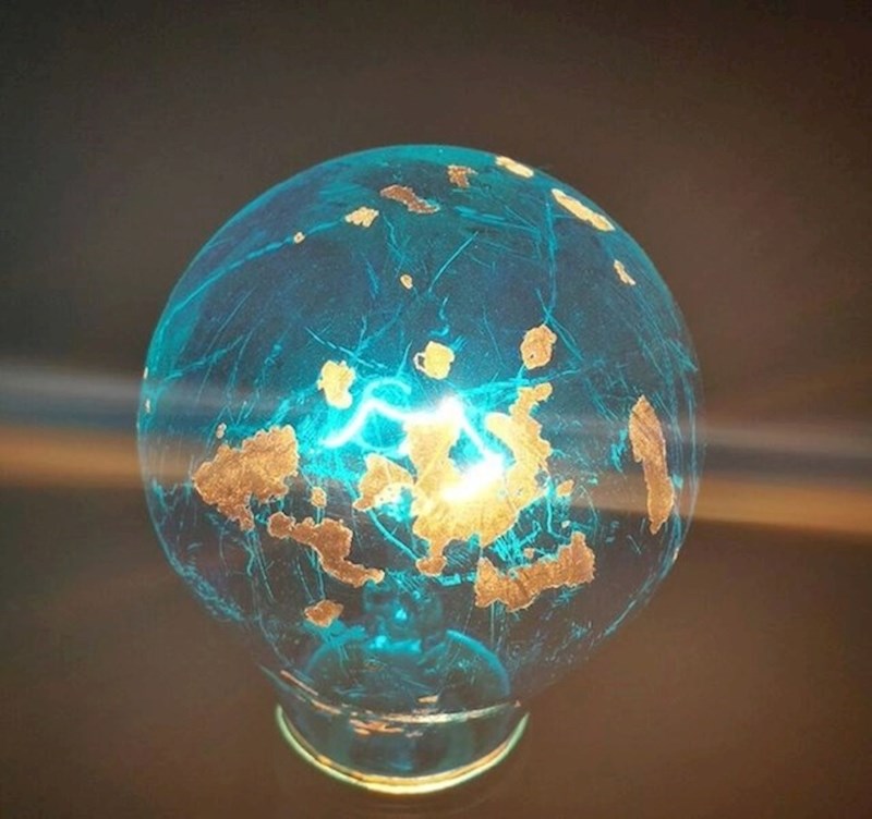 8.  Moja plava žarulja stari pa puca i gubi boju. Izgleda kao planet.