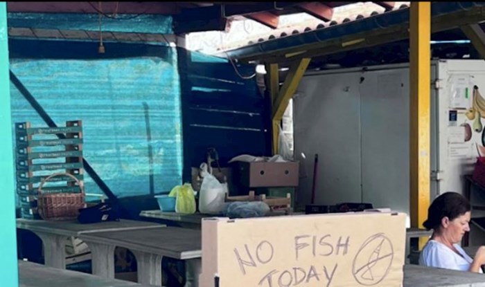 Na tržnici u Betini ponestalo je ribe, ali ovaj simpatičan natpis oraspoložio je razočarane kupce