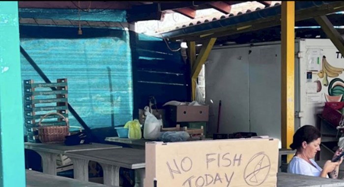 Na tržnici u Betini ponestalo je ribe, ali ovaj simpatičan natpis oraspoložio je razočarane kupce