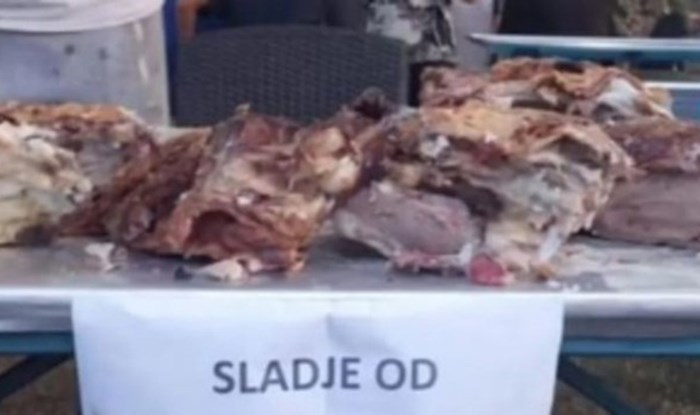 Regijom kruži fotka s jednog sajma, kad vidite što piše ispod pečenja bit će vam jasno zašto je hit