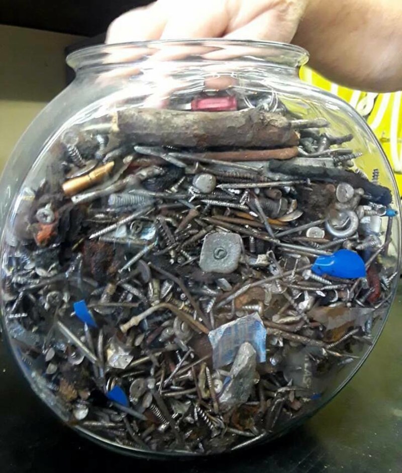 13. Moj tata je automehaničar i zadnjih godina skupljao je razne predmete koje je izvadio iz guma automobila