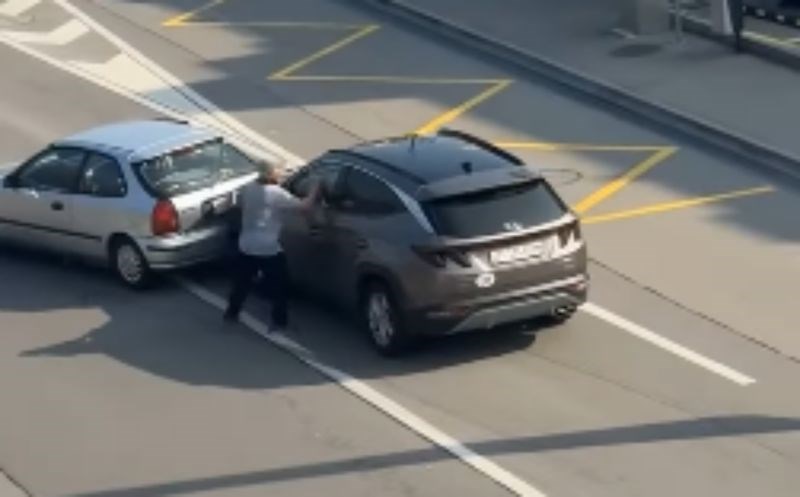 Vozač je pokušao pobjeći s mjesta nesreće, no karma ga je momentalno kaznila. Snimka je hit!