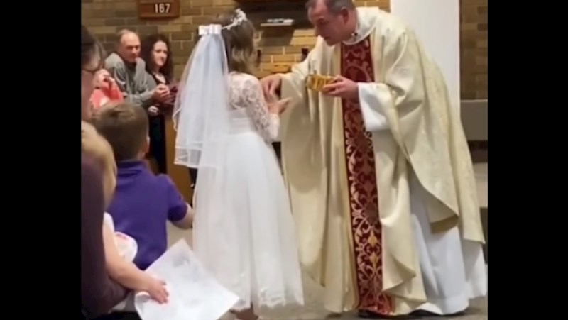 Snimku s prve pričesti jedne djevojčice lajkalo je preko 6 tisuća ljudi na Fejsu, teški je hit