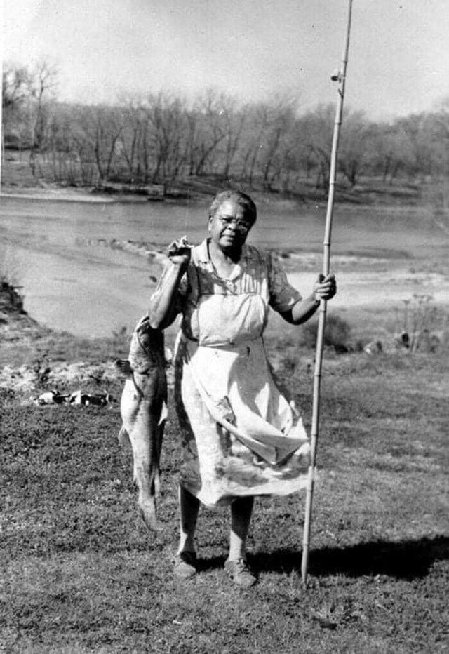10. "Gospođa Nora Washington sa somom kojeg je uhvatila štapom od trske, u rijeci Colorado, Teksas 1950-ih"