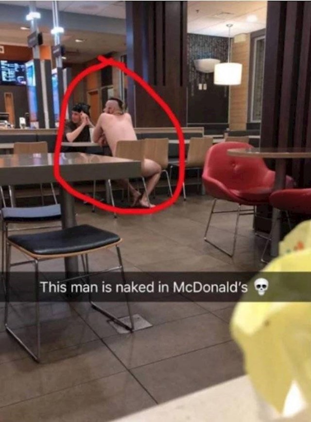 2. Skinuo se potpuno gol nasred McDonald'sa