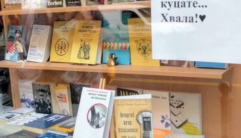 Prolaznik je u izlogu jedne beogradske knjižare primijetio presladak prizor, fotka je hit u regiji