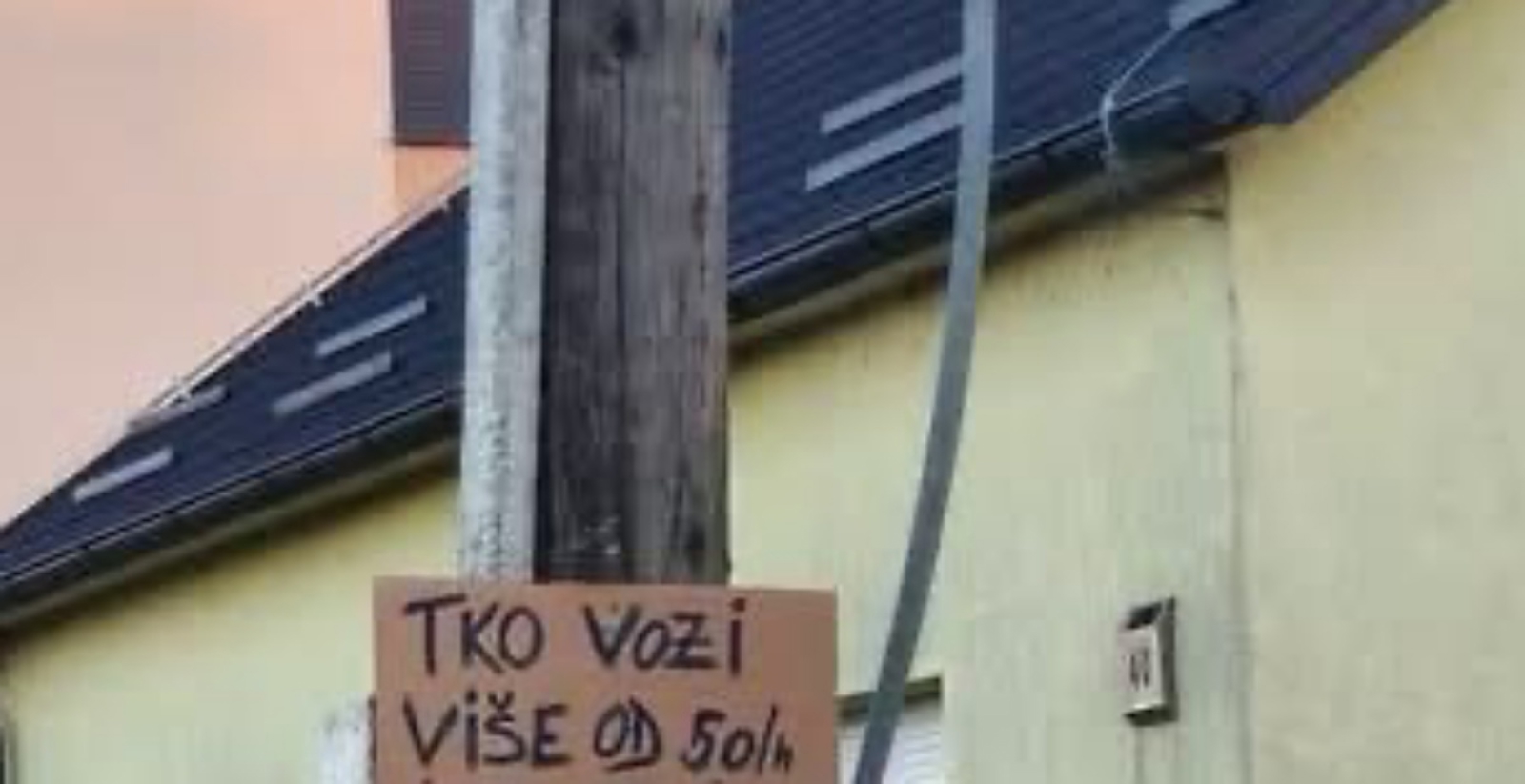 U jednom selu vozače je dočekala urnebesna poruka uz cestu, prizor je nasmijao cijelu Hrvatsku
