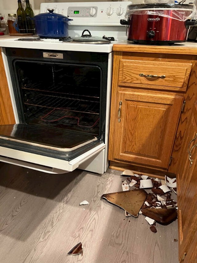 5. Izvadila je kolač iz pećnice i odmah joj je pao na pod.