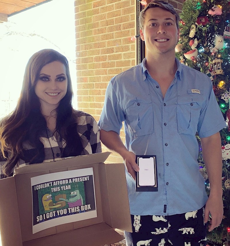 6. Kad brat i sestra razmjenjuju božićne poklone