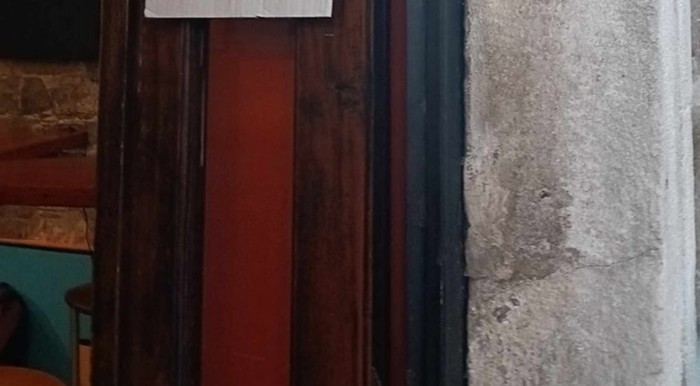 Način na koji je lokal u Omišu istaknuo radno vrijeme oduševio je ekipu na FB-u, morate vidjeti