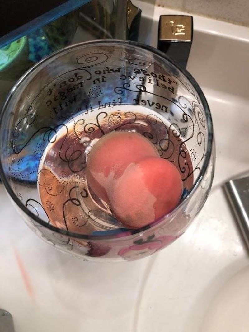 14. Spužvica za puder mi je upala u čašu vina