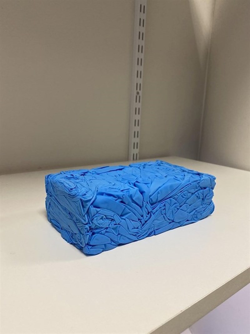 13. Izvadio sam plastične rukavice iz kutije, izašle su u ovom obliku