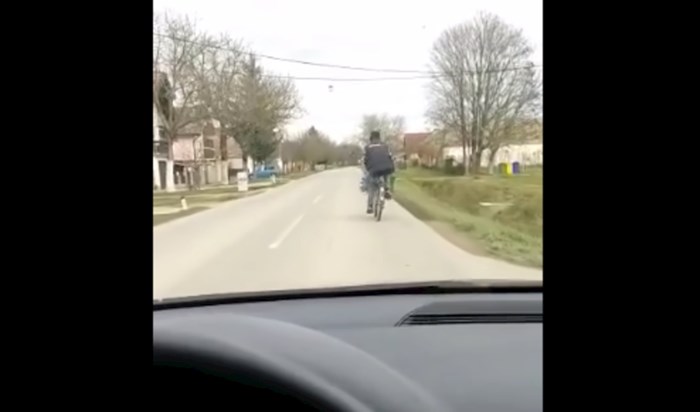 Snimka biciklista iz jednog sela u Hrvatskoj zgrozila je ekipu na Fejsu, odmah ćete vidjeti zašto