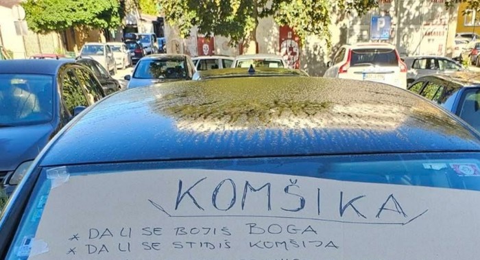 Bosanca naljutila bezobrazna susjeda pa joj na auto zalijepio poruku, fotka je hit u regiji
