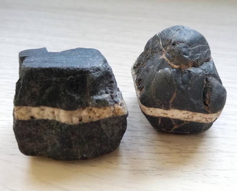 8. Lijevi kamen pronašao sam na plaži prije godinu dana, a desni jučer u šumi. Svemir je htio da se spoje!