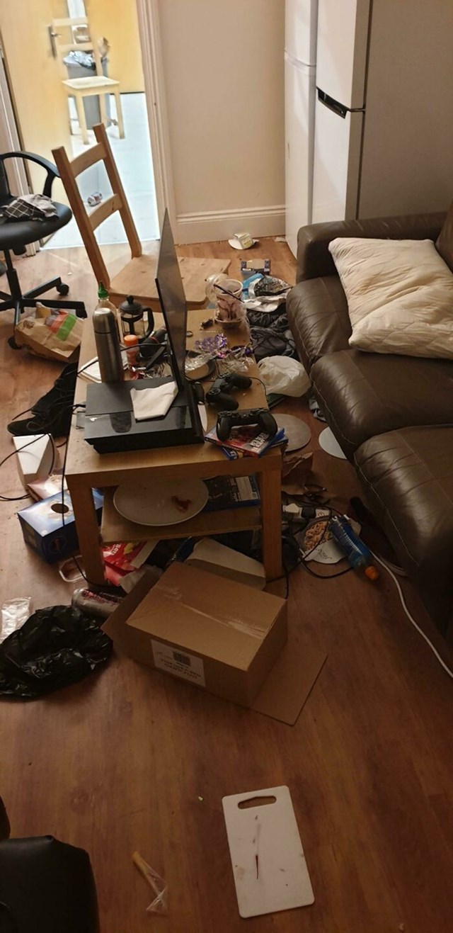 19. Soba moga cimera je apsolutni kaos. Sad se preselio u dnevni kojeg također pretvara u svoj prljavi brlog.