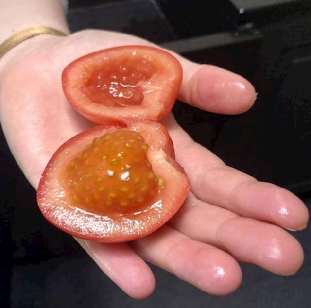 14. Unutrašnjost rajčice izgleda kao jagoda