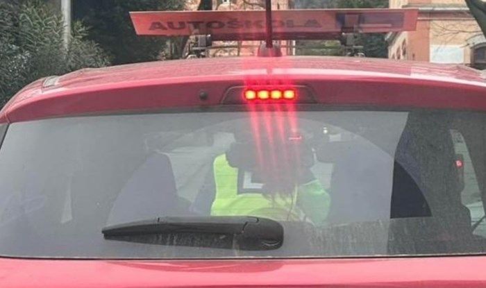 Netko je na vozilu autoškole iz Pule napisao poruku za ostale vozače, fotka je odmah postala hit