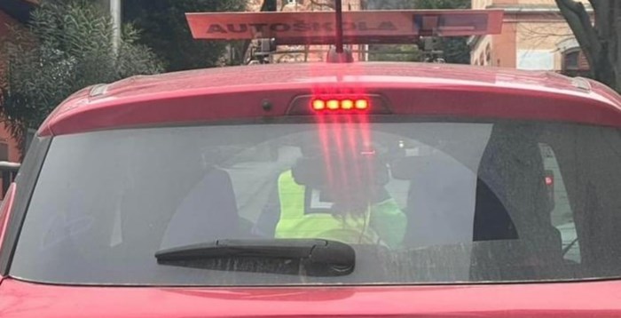 Netko je na vozilu autoškole iz Pule napisao poruku za ostale vozače, fotka je odmah postala hit