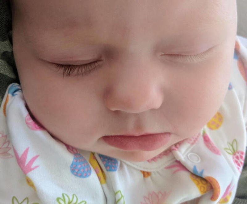 8. Bebač s raznobojnim trepavicama