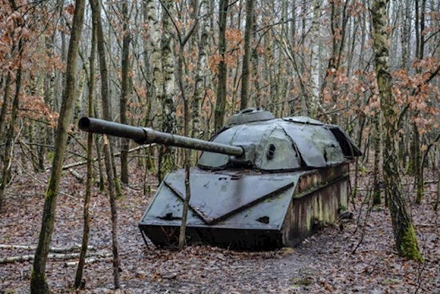 7. Napušteni tenk kojega je netko pronašao u šumi