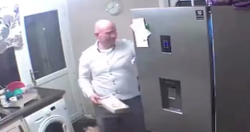 Tip je nakon par pića pokušao napraviti sendvič, snimka je hit zbog onoga što je uslijedilo