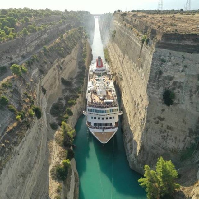 7. Ogromni kruzer prolazi kroz Korintski kanal u Grčkoj