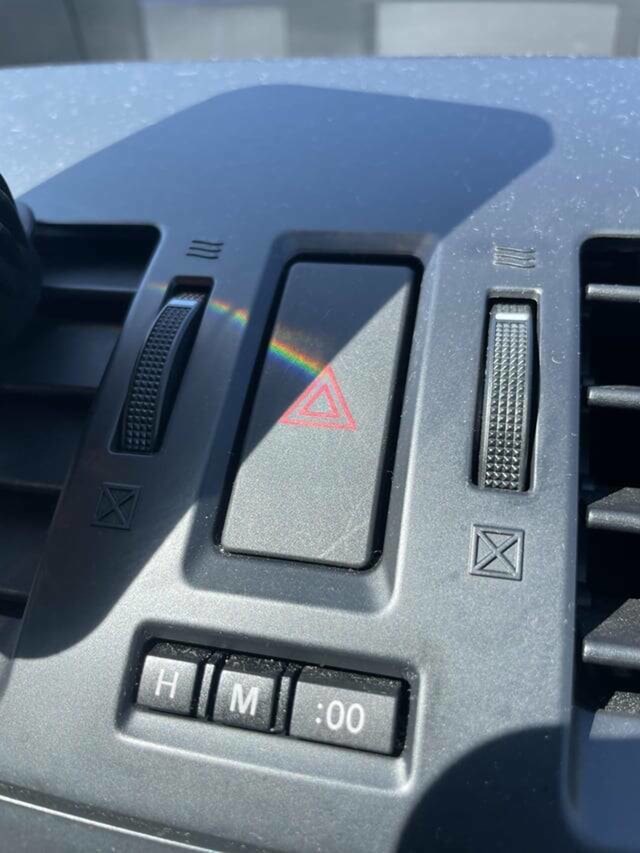 14. Refleksija je u autu moga frenda stvorila prizor koji me jako podsjetio na omot albuma Pink Floyda "Dark Side Of The Moon"