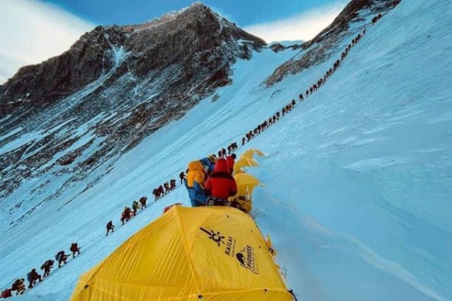 18. Red za uspon do vrha Mt. Everesta