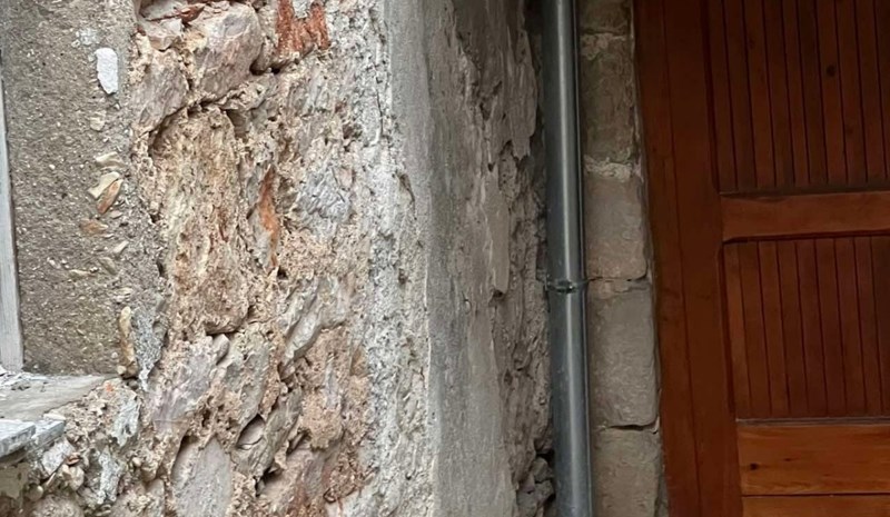 Netko je pred kamenom kućom u Dalmaciji postavio urnebesan natpis, fotka je hit