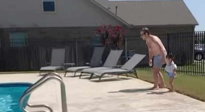 Žena je snimala muža i kćerku kako skaču u bazen, morate vidjeti zašto je snimka postala viralni hit