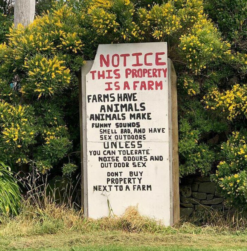 10. Vlasnici farme napisali su upozorenje za potencijalne kupce parcele do njih