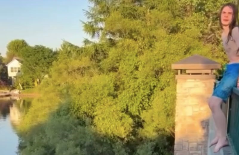 Tip je htio skočiti s mosta, snimka onoga što se dogodilo umjesto toga ledi krv u žilama