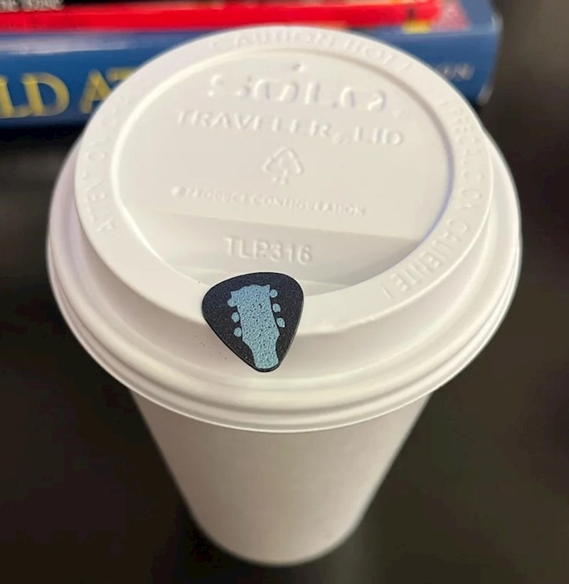 11. Kafić koristi trzalice za prekrivanje rupica u plastičnim šalicama za kavu