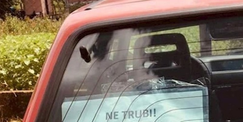 Sredovječni tip na autu je ostavio smiješnu poruku za ostale vozače, morate vidjeti ovaj hit