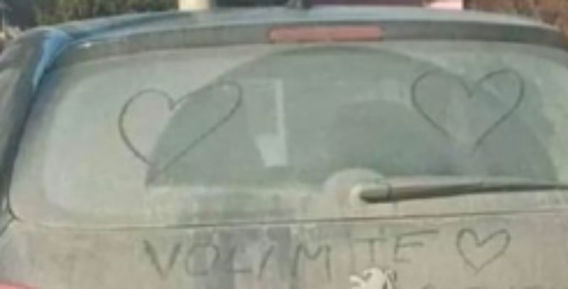 Netko je na prljavom autu primijetio bizarnu poruku, fotka je odmah postala hit u regiji