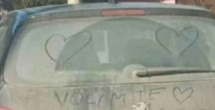 Netko je na prljavom autu primijetio bizarnu poruku, fotka je odmah postala hit u regiji
