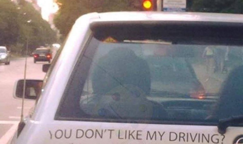 Bugarin je na auto zalijepio poruku za vozače koji se tuže na njegovu vožnju, skroz je bizarna