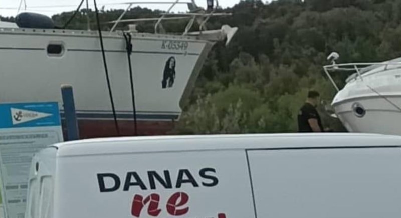 Fotka snimljena u Puli je teški hit, za ovim kamionom svi se okreću zbog urnebesnog natpisa