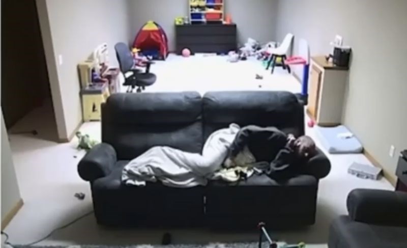 Kućna kamera je snimila tragikomičnu obiteljsku scenu, pažljivo gledajte što radi ovaj klinac