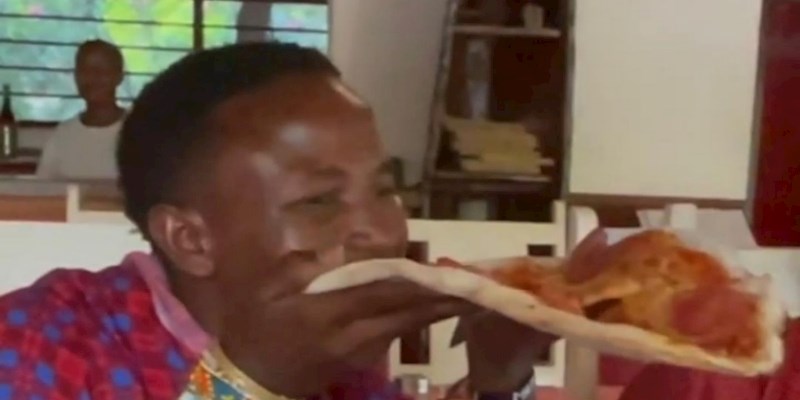 Pripadnici plemena iz Kenije prvi put su probali pizzu, snimka je brzinom munje postala viralni hit