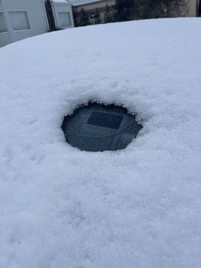 9. "Moj auto je u potpunosti prekrio snijeg, osim dijela gdje je auto kamera."