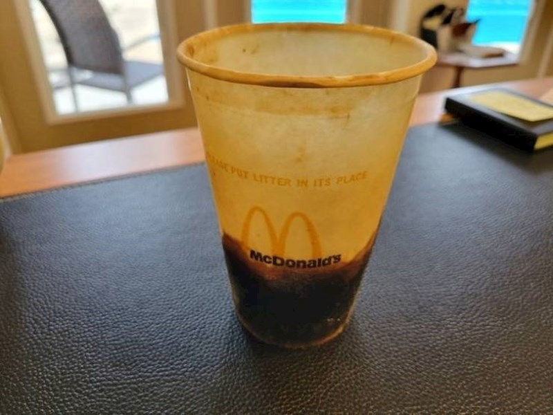 10. Pronašao sam staru plastičnu čašu Coca- Cole iza kuhinjskog zida, vjerojatno je tamo od kad je kuća izgrađena u 70-tima.