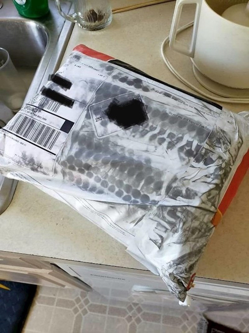 "Dostavljač je pregazio moj paket. Hvala."